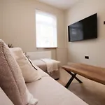 Boutique Style With Free Parking Apartment *