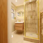 Boutique Style With Free Parking Apartment York